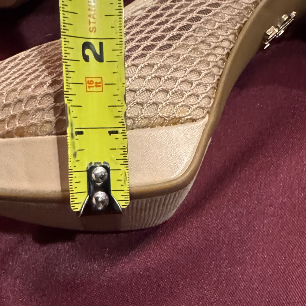 Jennifer Lopez Beige Peep-Toe Heels Size 7.5 - Picture 10 of 10